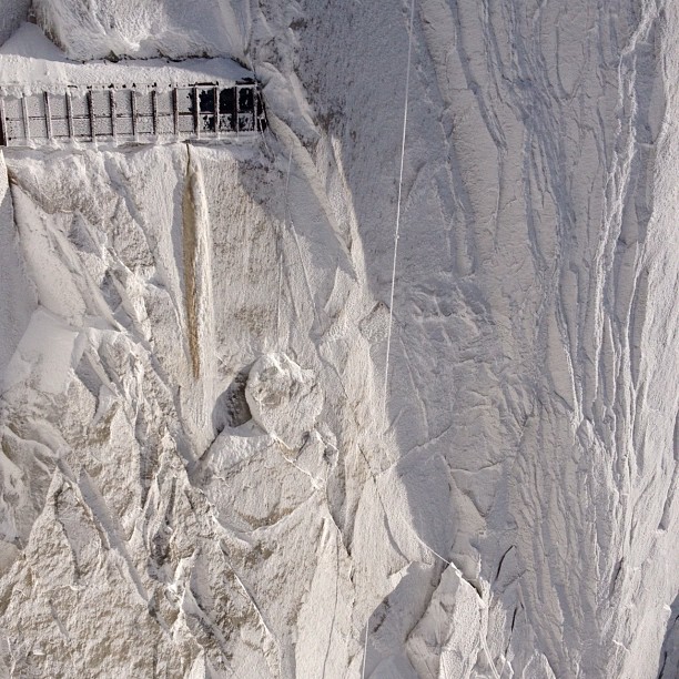 Snow cliff to see here.