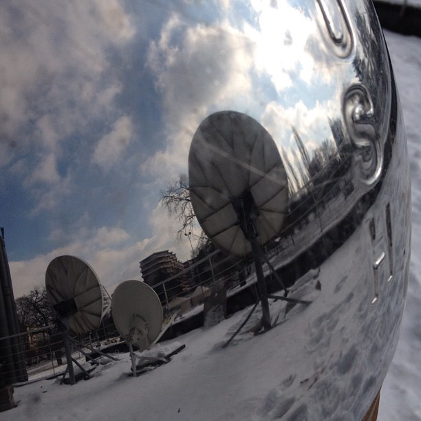 Data transfer dishes.