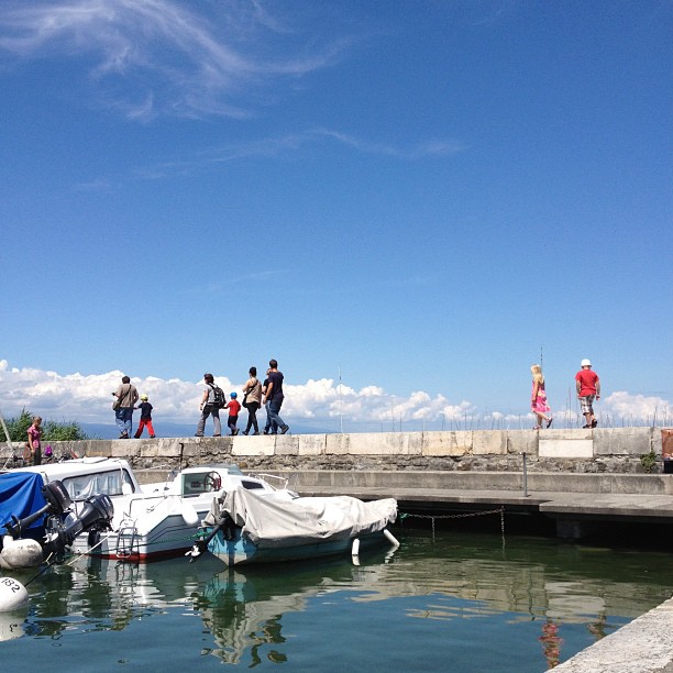 Walking to the jet d'eau