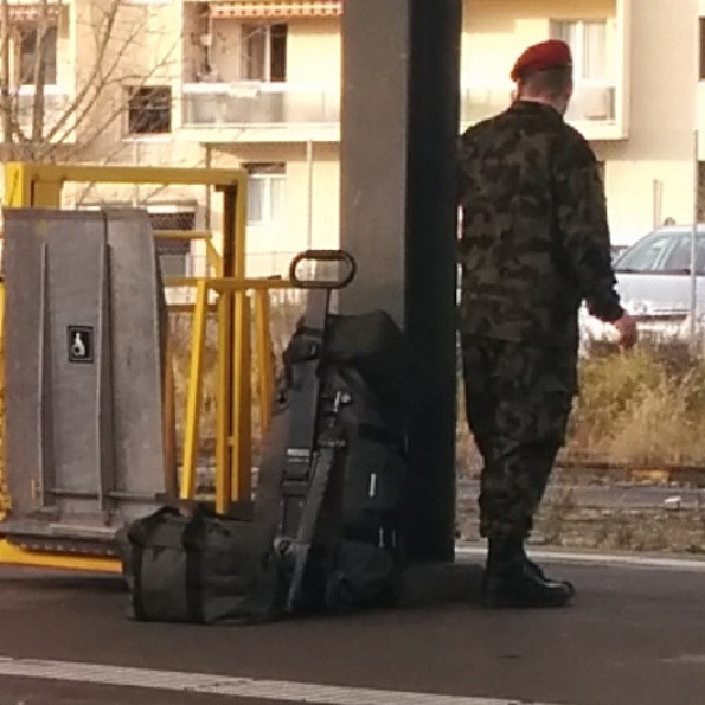 Weapon casually left on the ground... ;-)