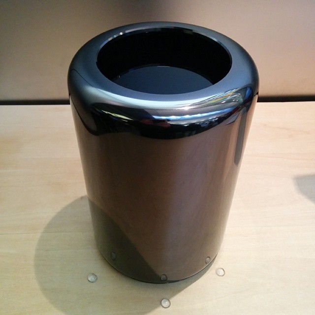 Would this rubbish bin look good on your desk?