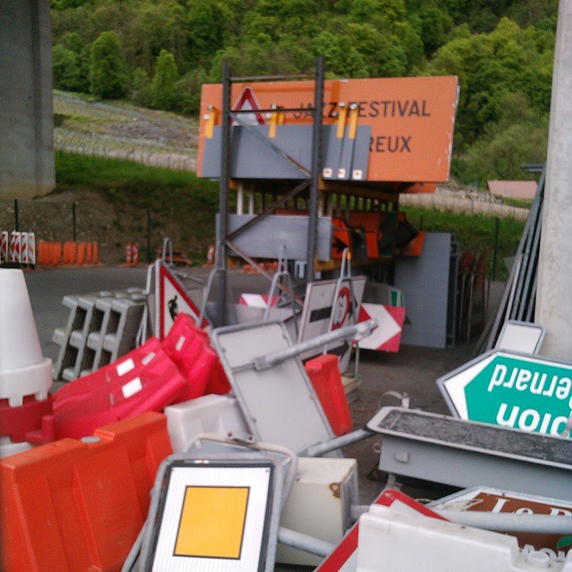 Sign depot.