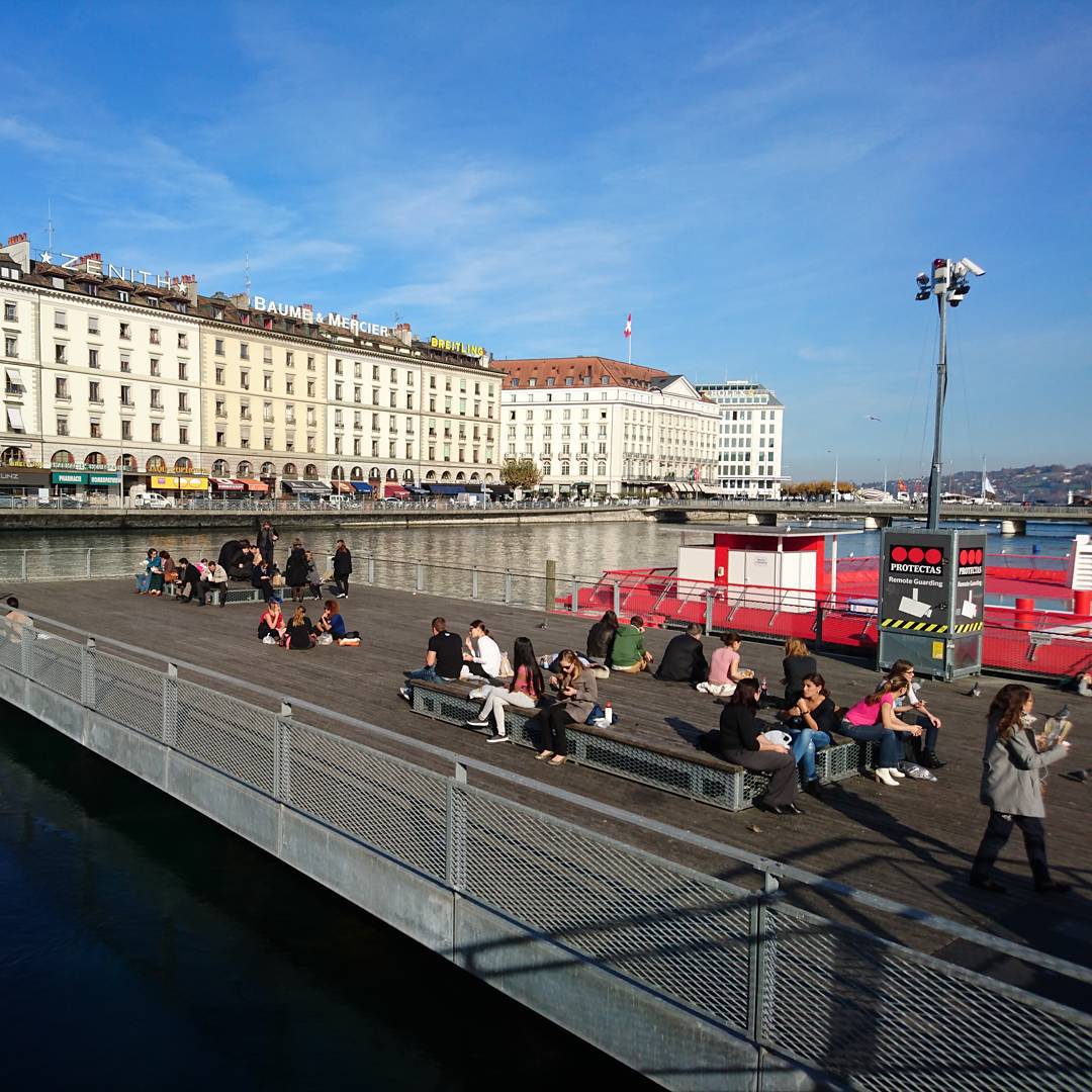 Novembre in Geneva. Unseasonably nice. I came by scooter.
