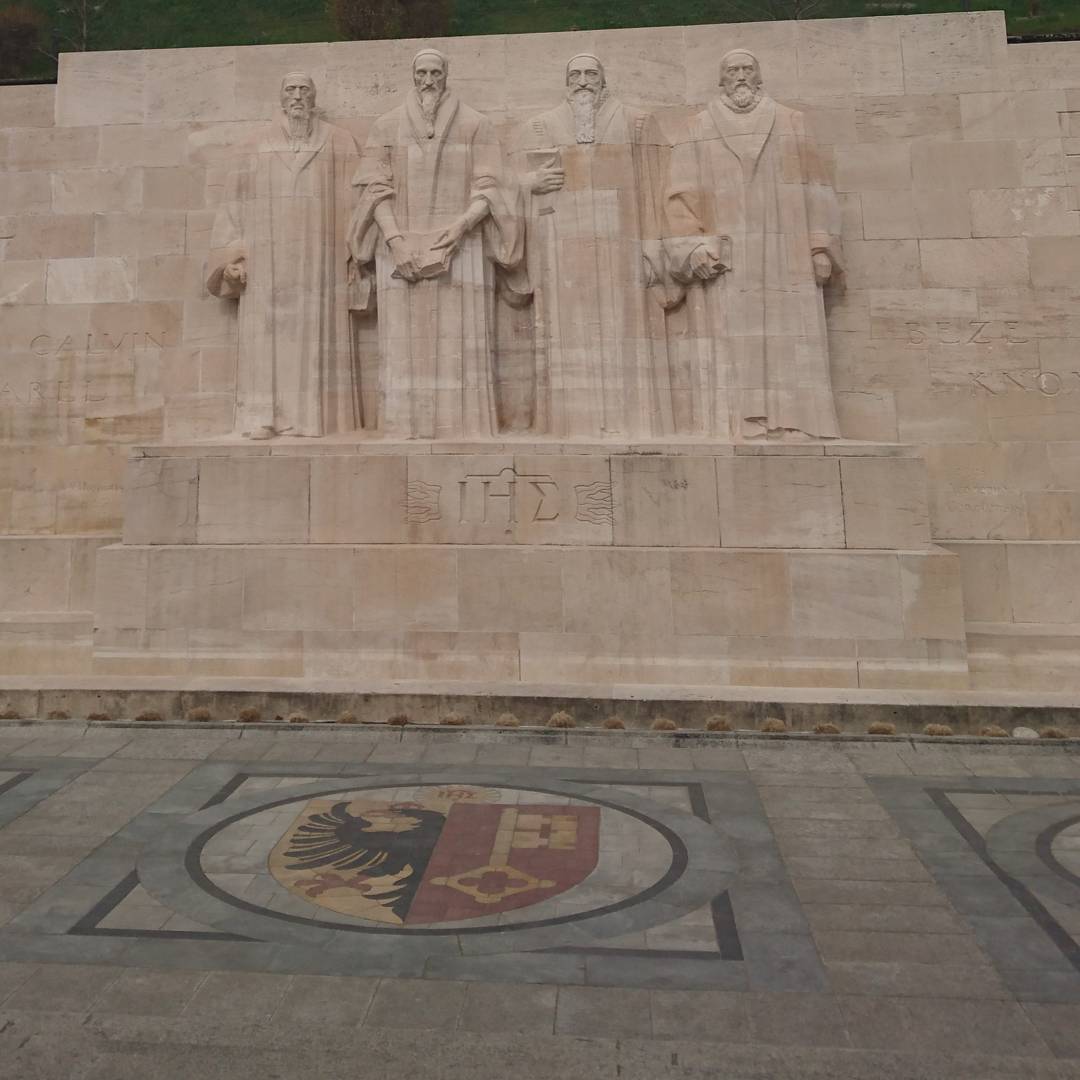 Even when posing for a statue they couldn't put their books down @goodreads. ;-)