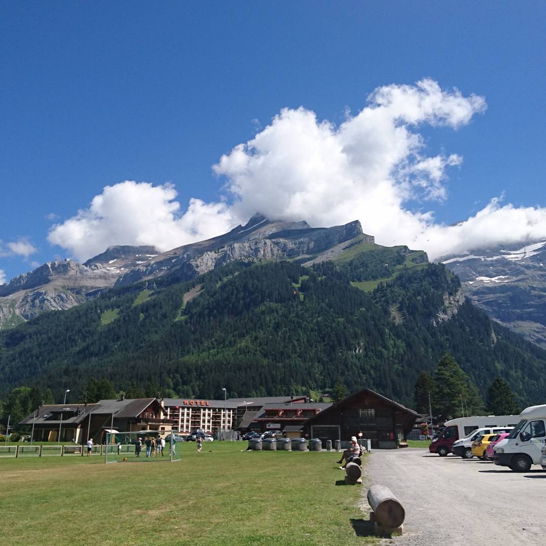 Waiting to see if I get to try parapente. That's where they are flying at the moment.
