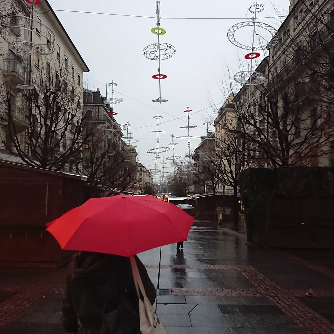 Train every day of the week. Photo challenge : umbrellas.