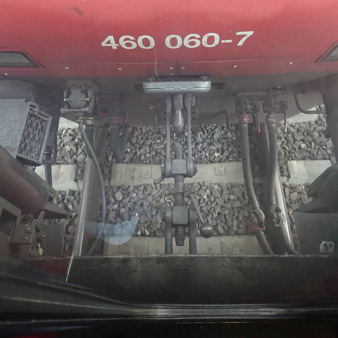 Changing car is complicated when the rest of this train is behind this locomotive...