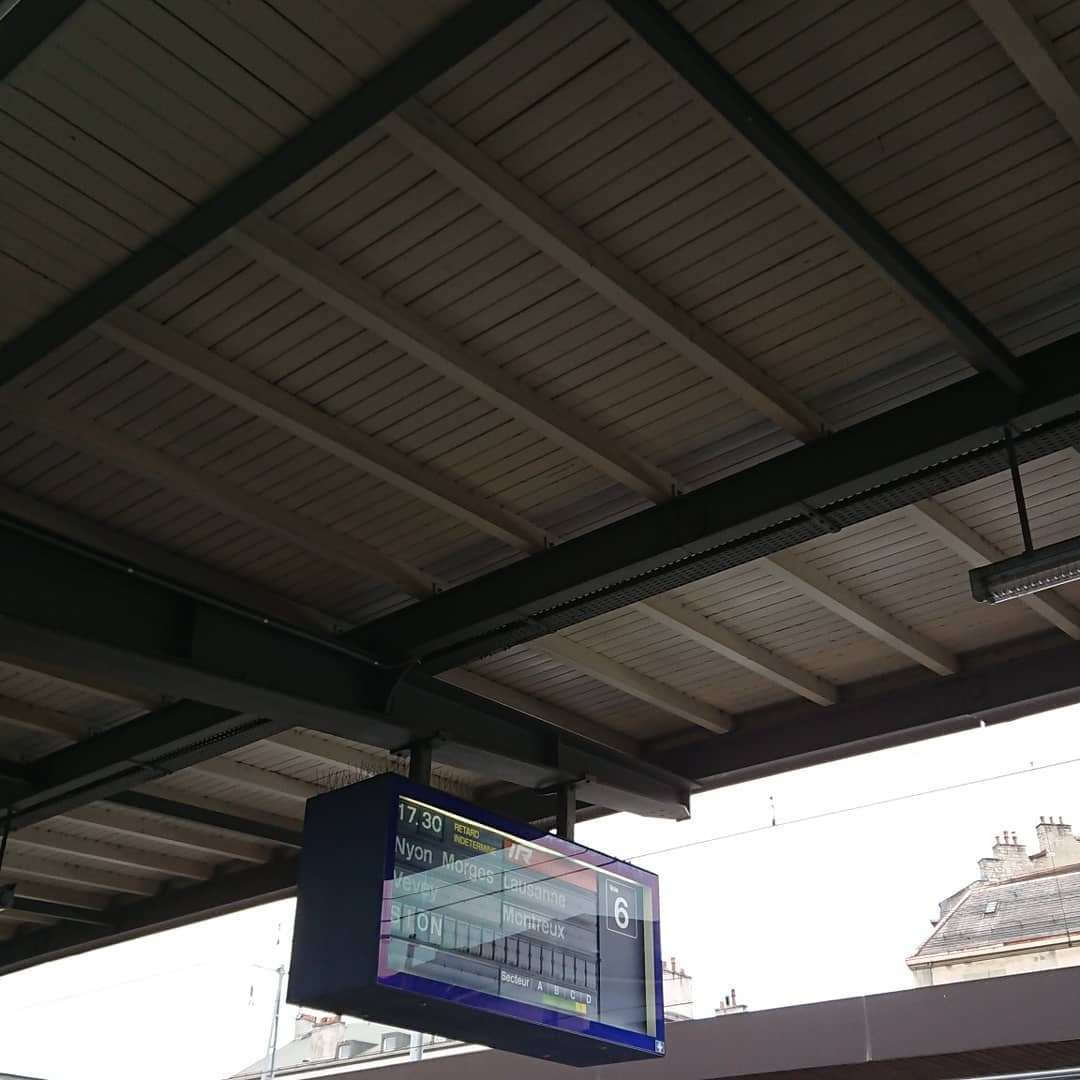Yet more delays., swiss trains are unreliable.