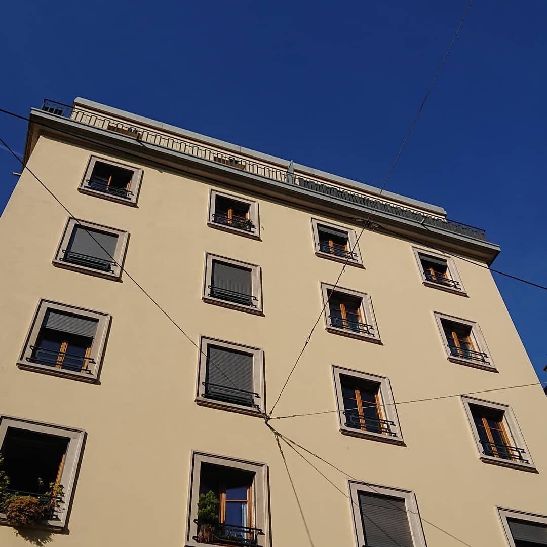 In Rome, you don't look up because the sky is always blue.;-)