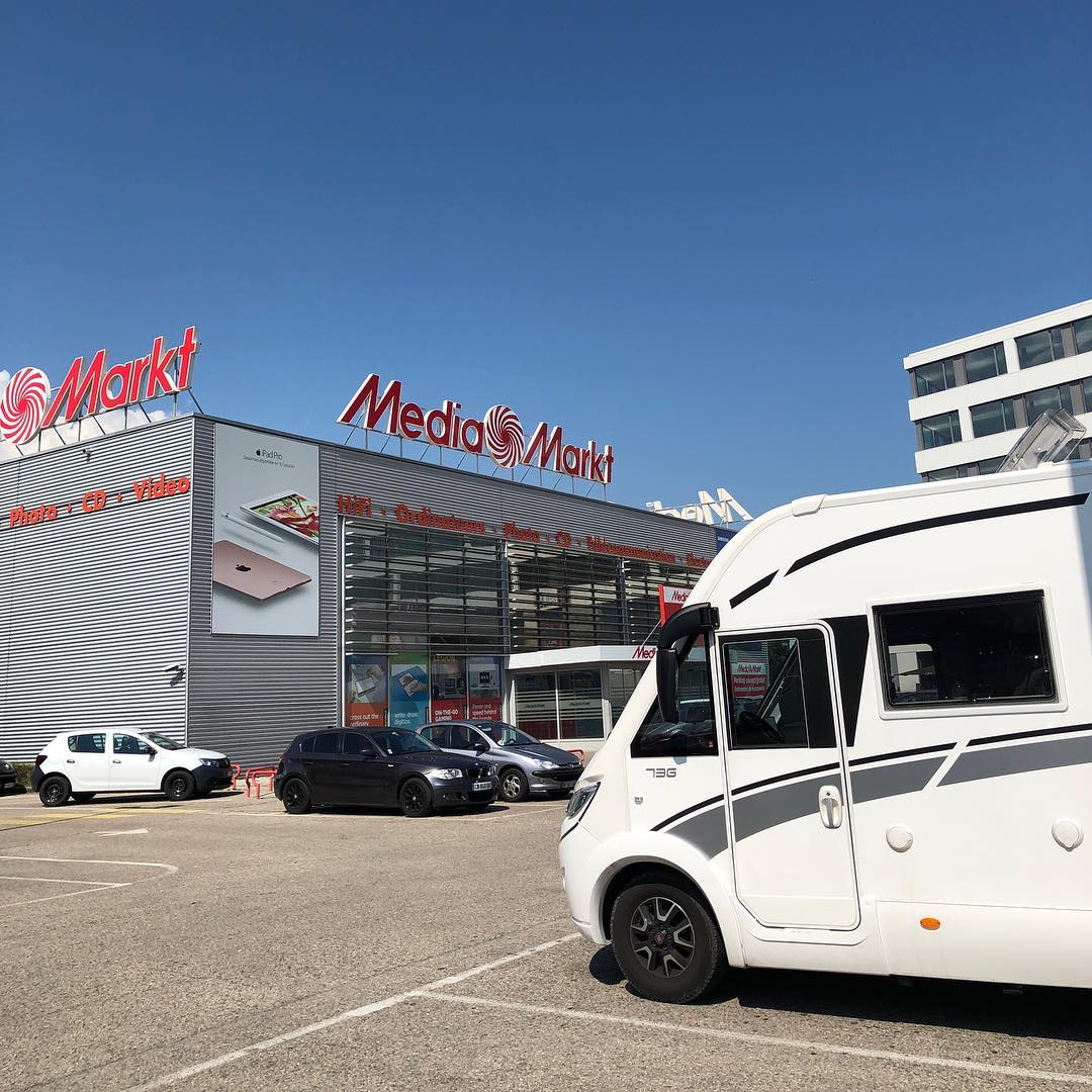 Some people love mediamarkt so much they bring their camper.