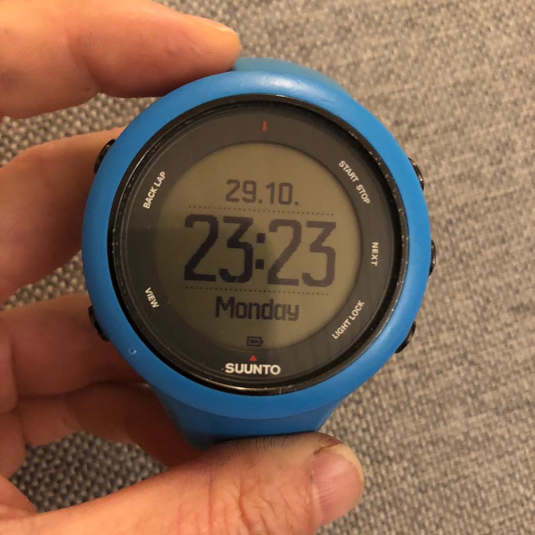I bought this watch in 2014 and climbed with it for three summers and winters and not even a scratch on the screen. This picture is from a few minutes ago.