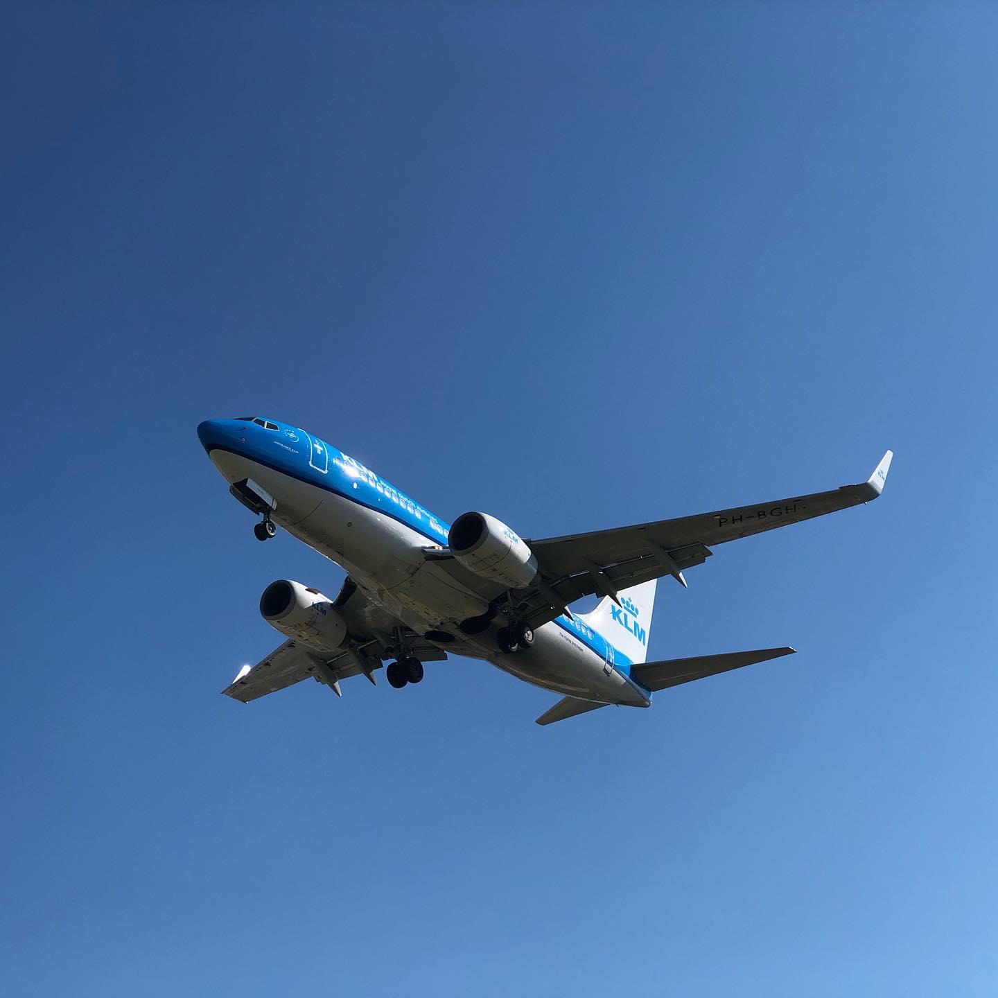 Plane watching as the parkings are full.