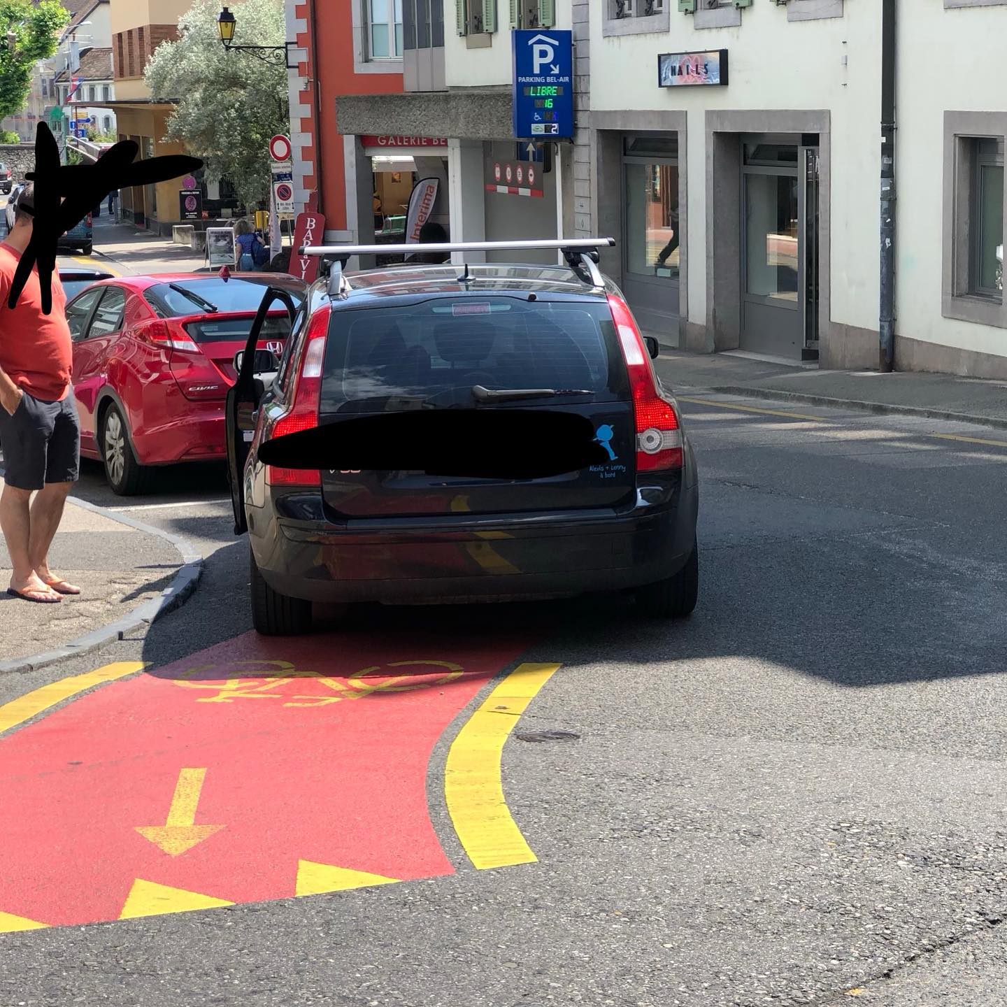 Should you stop here to change driver? A: yes. B: nope, this is a cycle lane.