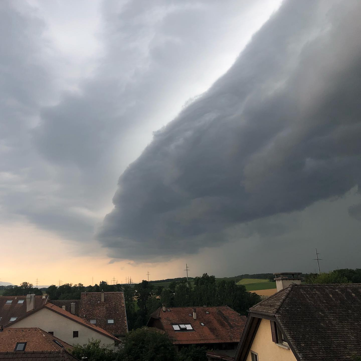 Taken a few minutes ago. Beautiful storm front :-)