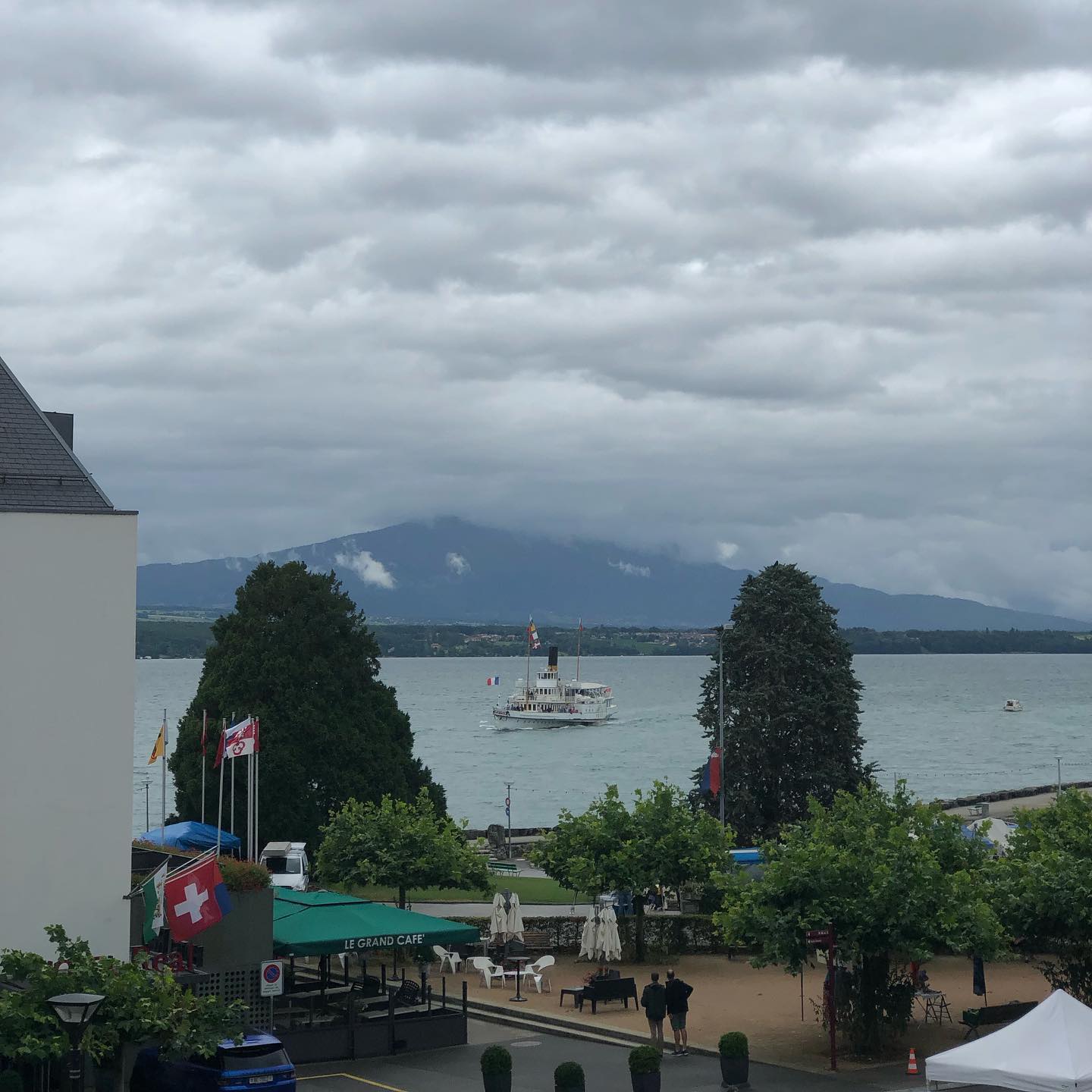 The Vevey Belle Ãpoque boat arrives in Nyon on a cloudy day.