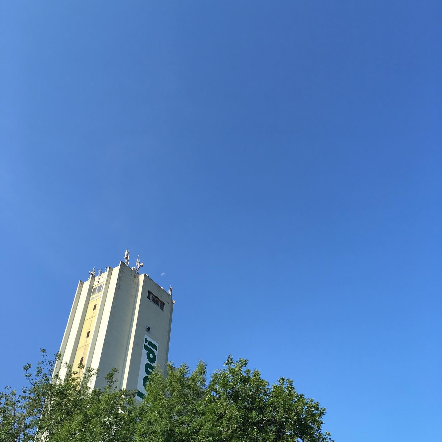 La photo du Landi ;-) et de la lune.