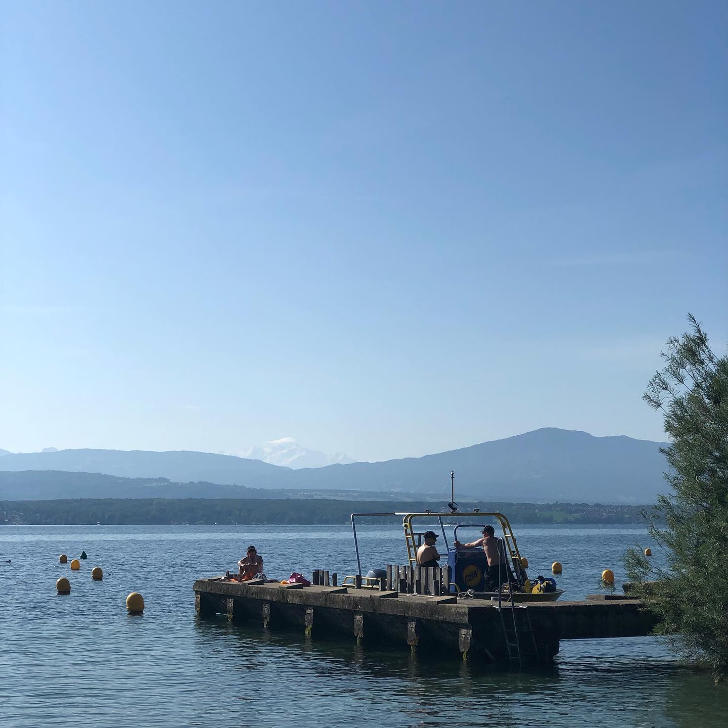 Scuba divers getting ready for a dive beneath the Mont Blanc in the Lac LÃ©man.