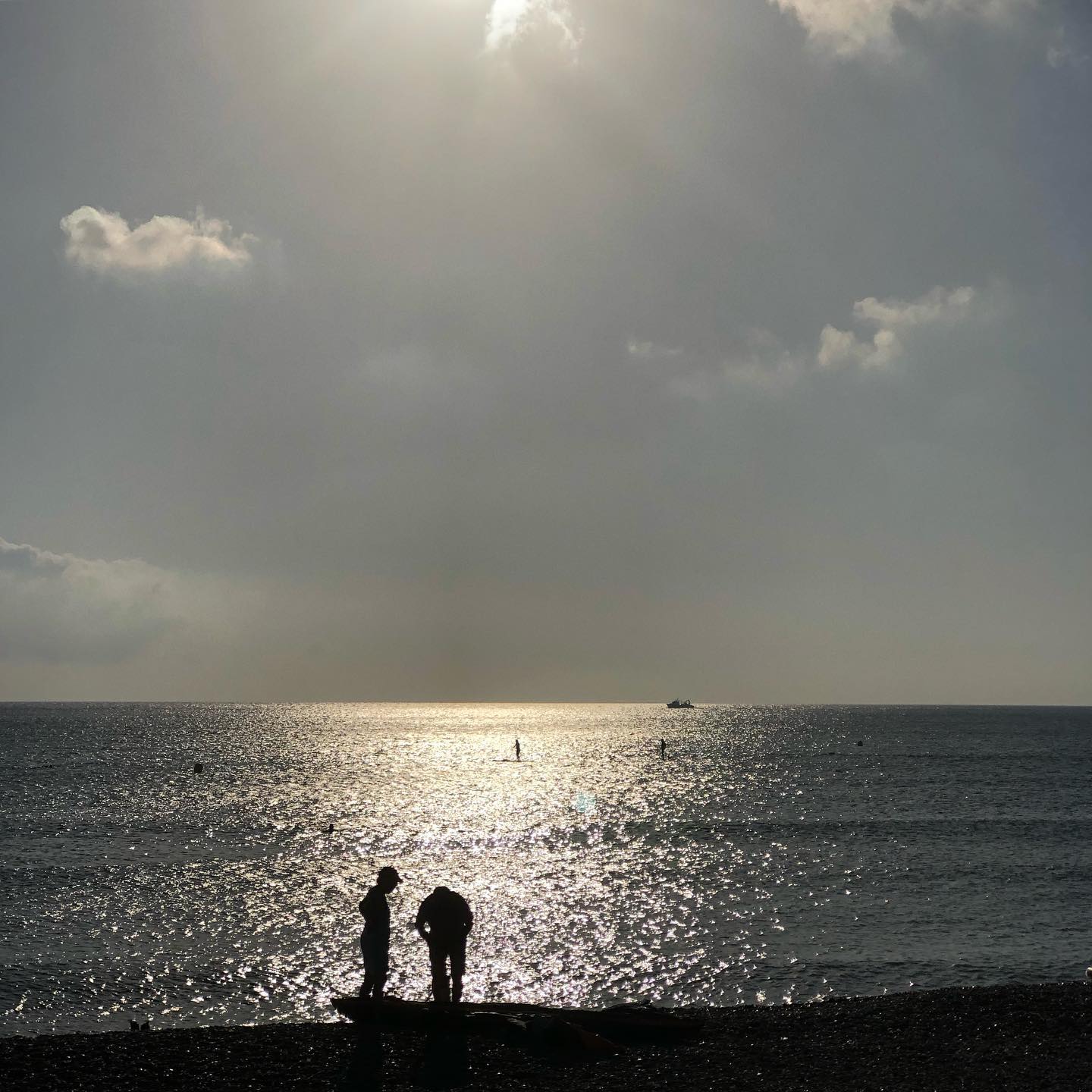 Inflating a standup paddle by the Mediterranean Sea. #VDM (vue de MÃ©diterranÃ©e) ;-)