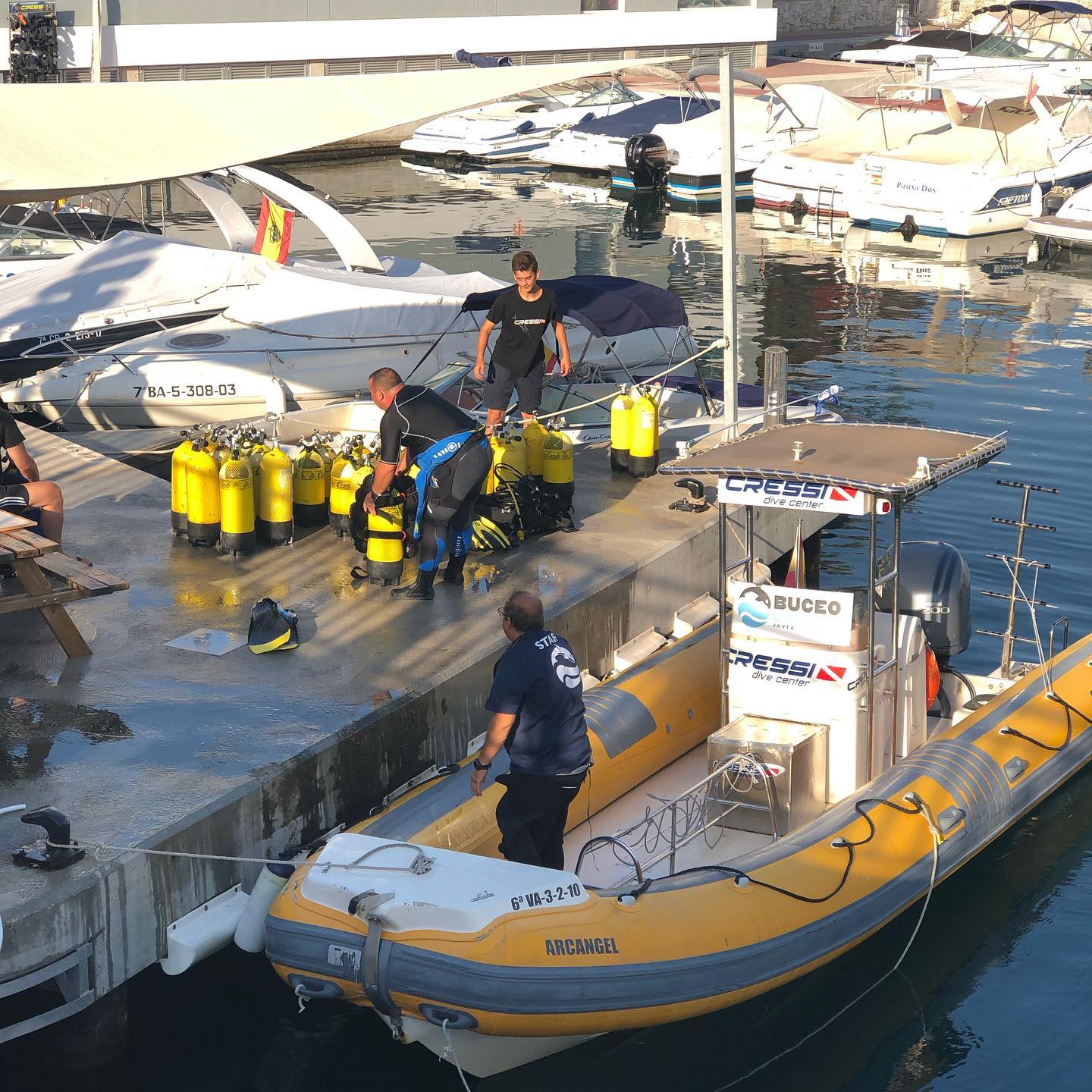 Lake diving is not often like this. Almost all lake dives begin and end on shore.
