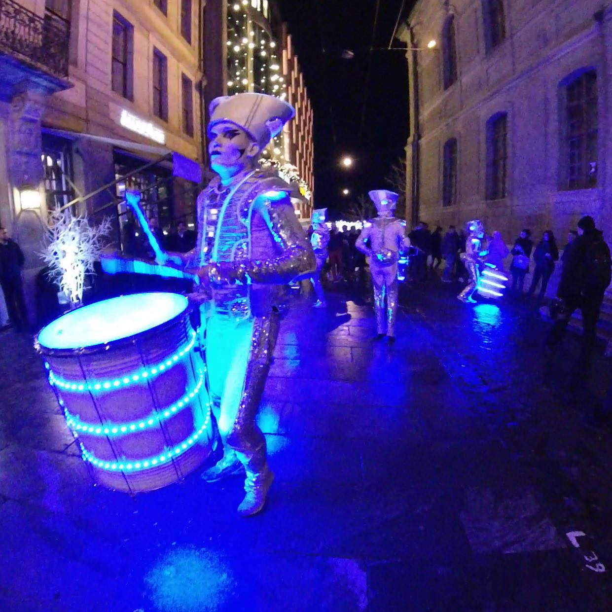 360 video on #vresh: Glowing drummers
https://vresh.com/share/bWVkaWEvdHlwZS9jYXBzdWxlL2lkLzUzNDVlZjEwLTU0NzgtNGM3MC04MzcwLTBiZmY0MTY1MGI1MC91c2VyLzVkYjZiMzIxNWFlNTRhMDAwMTUyNzFmNg==