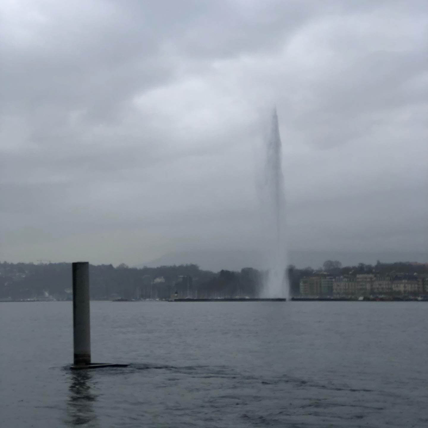 I should sell this as a postcard. It really shows post card Geneva ;-)