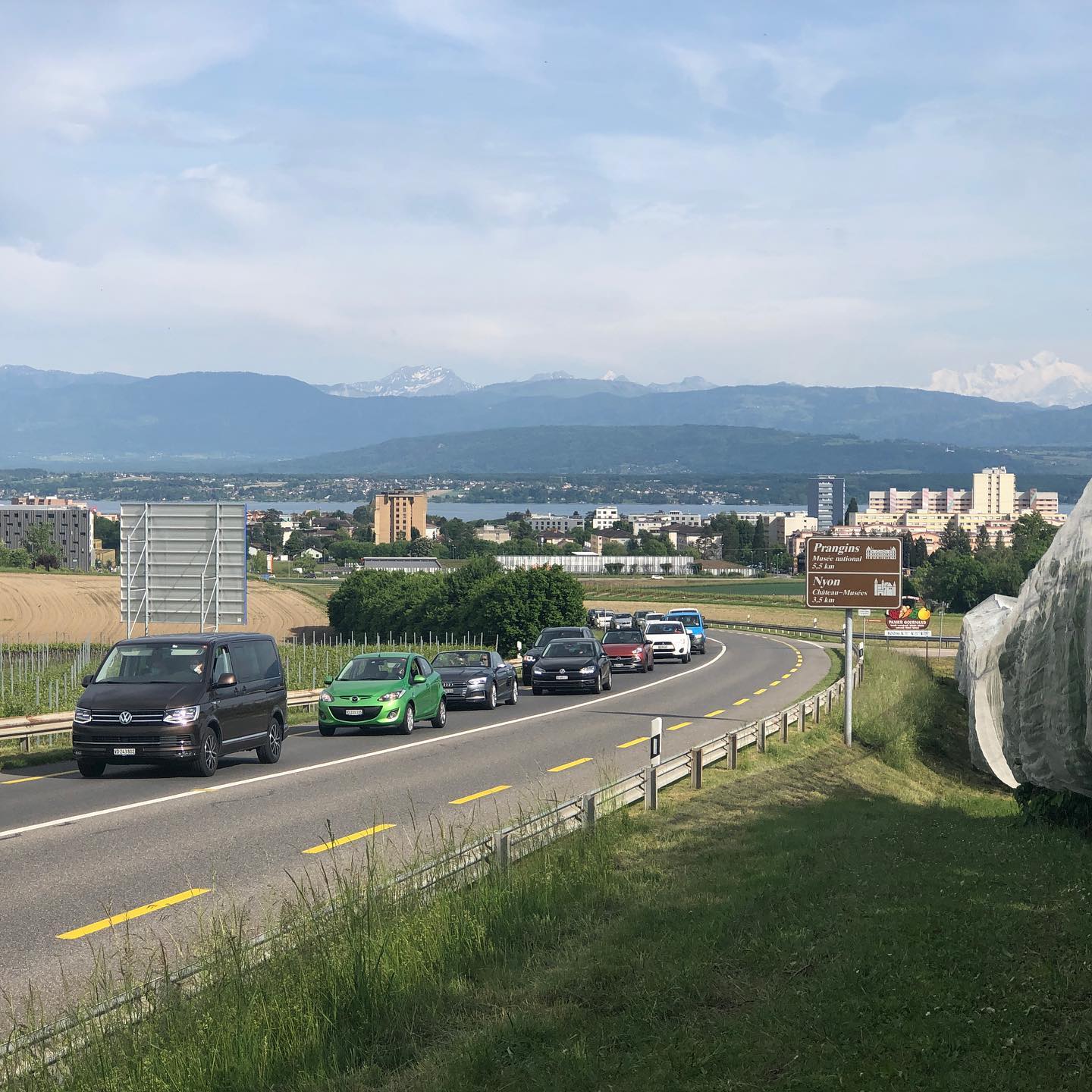 The pandemic had no effect on society. This traffic jam is ongoing.